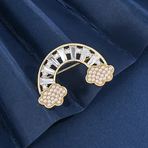 Broche nuage arc-en-ciel dorée avec des zircons étincelants et des perles blanches