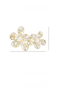 Détails d'une broche à double fleur avec perles blanches et zircons scintillants