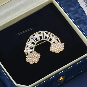 Détail macro de la broche nuage arc-en-ciel avec cristaux et perles sur velours