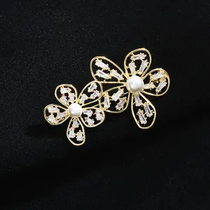 Broche élégante à double fleur avec perles blanches et zircons sur métal doré