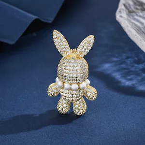 Dettaglio macro di una lussuosa spilla a coniglio con placcatura in oro e zirconi
