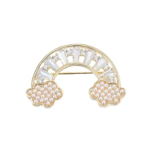 Broche arc-en-ciel nuage exquise plaquée or avec cristaux étincelants et perles blanches