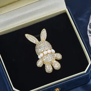 Squisita spilla a coniglio con zirconi chiari e perle bianche in una scatola regalo