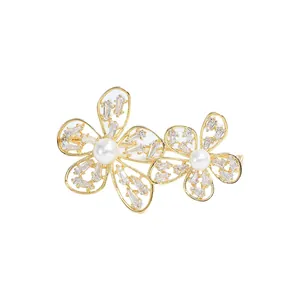 Broche fleur dorée élégante avec perles blanches et oxydes de zirconium scintillants