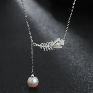 Collier arête de poisson en argent avec pétales de nacre, zircons et perle pendante