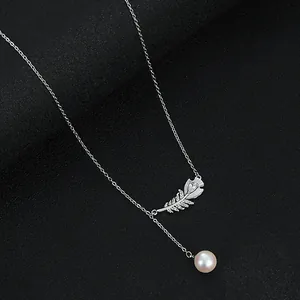 Détail du pendentif plume en argent avec zircon et une perle blanche suspendue