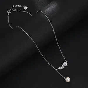 Détail du pendentif feuille en argent avec zircons, perle et fermoir cœur ajustable
