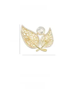 Detail of leaf-shaped gold brooch with micro-paved zircons and a white pearl