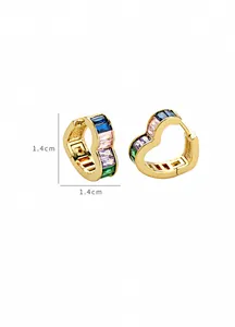 Detalle de pendientes de corazón de 1,4cm con circonitas de colores en talla baguette