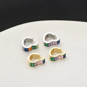 Pendientes de Aro Huggie de Corazón con Zirconia Arcoíris para Mujer Cobre Chapado en Oro Plata Micro Engaste Joyería