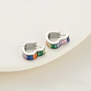 Pendientes de aro arcoíris en plata con circonitas engastadas y diseño colorido en forma de C
