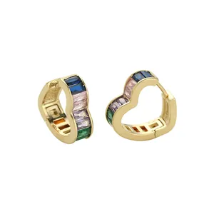 Elegantes pendientes de aro de corazón dorados con circonitas arcoíris diseño 2023