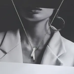 Elegante versilberte Kreuzanhänger-Halskette mit Zirkonia-Mikropflaster-Akzenten