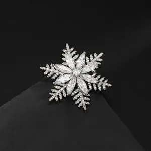 Luxury Rotating Snowflake Brooch For Women Copper Zirconia Inlaid Elegant Winter Christmas Gift Suit Coat Lapel Pin