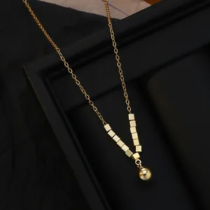 Minimalistische goudvergulde sleutelbeenketting met metalen kralen en gepolijste bol