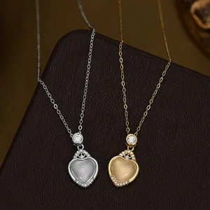 Detalle de colgantes de corazón en calcedonia con pavé de diamantes en oro y plata