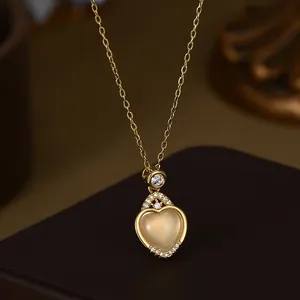 Elegante collar de corazón bañado en oro con piedra lunar y circonita sobre cuero