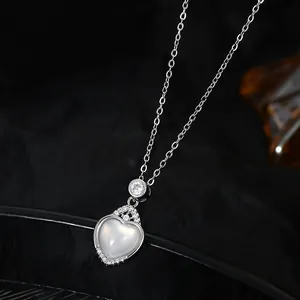 Elegante collar de corazón plateado con piedra lechosa y circonitas en cadena fina