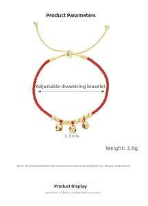 Dettaglio del bracciale rosso intrecciato con campanelli d'oro e chiusura regolabile