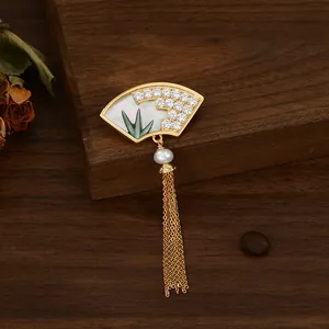 Broche éventail de style chinois avec motif bambou, perles naturelles et pompons dorés