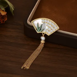 Broche chinoise élégante en forme d'éventail avec perle d'eau douce et franges dorées