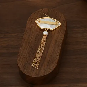 Broche éventail de style chinois avec nacre, perle et pampille dorée élégante