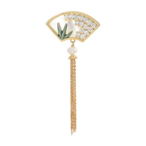 Élégante broche en forme d'éventail avec perles naturelles, glands dorés et nacre
