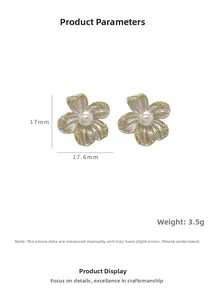 Détail de boucles d'oreilles fleurs en or 14K avec pétales blancs et oxydes de zirconium