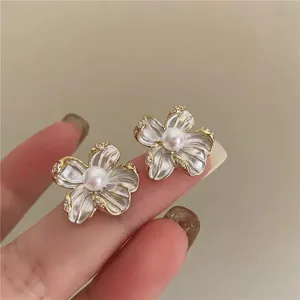 Boucles d'oreilles fleur plaquées or 14K avec émail blanc, perles et zircons brillants