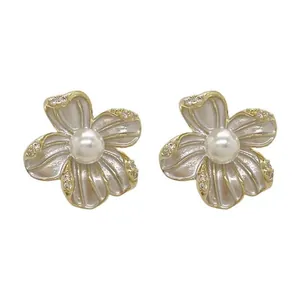 Boucles d'oreilles fleurs plaquées or 14K avec zircons micro-pavés et perles