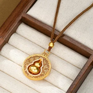 Vista de primer plano de un colgante de calabaza de oro con diseño hueco y diamantes brillantes