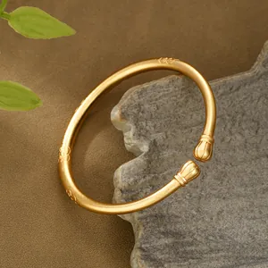 Bracciale rigido aperto in oro opaco stile cinese retrò con incisioni floreali e boccioli
