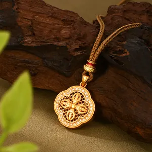 Collar con colgante Vajra bañado en oro con circonitas brillantes y cordón tejido