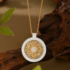 Vista detallada del colgante de mandala chapado en oro con circonitas blancas y cadena