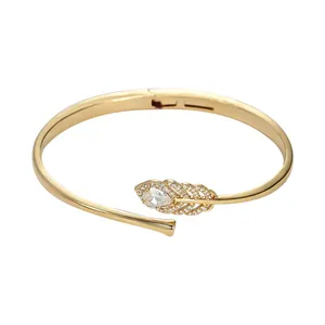 Luxurious gold-plated feather cuff bracelet with micro-p镶 inlaid cubic zirconia stones
