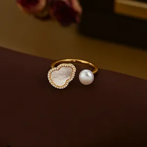 Anello dorato elegante con perla d'acqua dolce e motivo a zucca in madreperla e zirconi