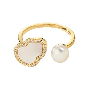 Elegante anello aperto dorato con perla barocca e intarsio in madreperla con zirconi