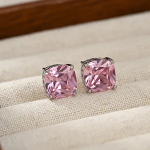 Minimalistische S925 zilveren oorknoppen met vierkante roze zirkoon in een doosje