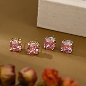 Macro-opname van roze oorknopjes met prinsessenslijping op goud en zilver metaal
