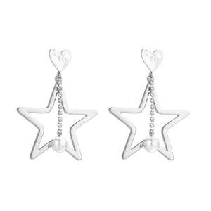 Pendientes colgantes de plata con estrella, corazón, perla y circón en fondo blanco
