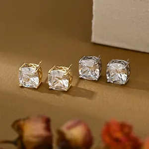 Macro-opname van vierkante edelsteen oorbellen met goud en zilver geometrische bases