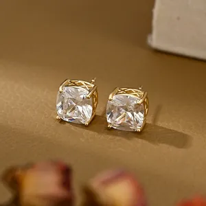 Macro-detail van vierkant geslepen zirkoon oorknopje met gouden geweven zetting