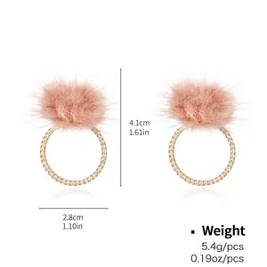 Eleganti orecchini a cerchio in pelliccia di visone rosa con strass e finitura oro