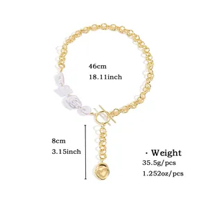 Parure collana con perle barocche, chiusura a levetta dorata e ciondolo a moneta