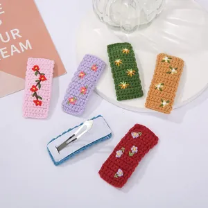 Vue détaillée de barrettes au crochet fait main avec broderie florale et clip BB
