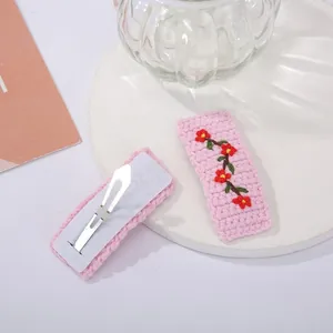 Paire de barrettes à cheveux faites main au crochet avec broderie fleurie sur fond rose