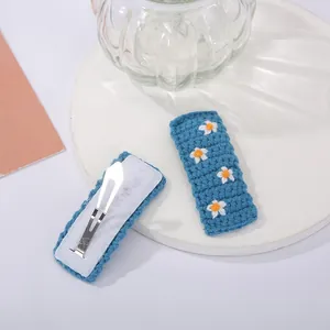 Barrettes à cheveux tricotées bleu ciel avec broderie de marguerites blanches