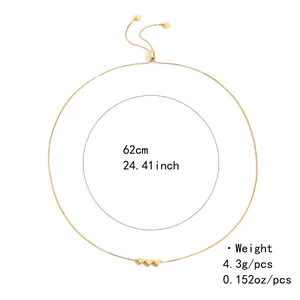 Collier minimaliste plaqué or avec trois pendentifs en cœur et chaîne à fermoir coulissant