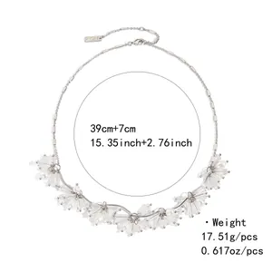 Détail du collier avec perles blanches, fermoir mousqueton et chaîne d'extension de 7 cm