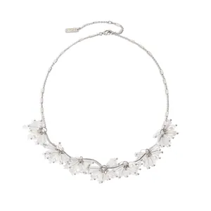 Collier argenté sophistiqué avec perles blanches et grappes de cristaux en éventail